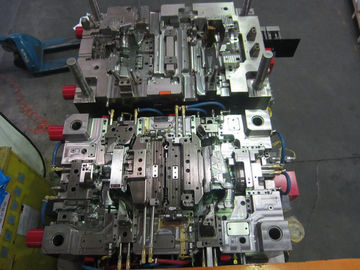 Le moulage par injection en plastique avec le matériel TPU+PA66, les pièces utilisées dans l'automobile mettent en place.