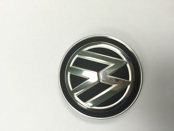 Moulage par injection en plastique de logo de Volkswagen avec PA66 + métal dans le domaine du logo de voiture