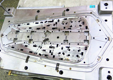 Moulage par injection en plastique avec le matériel de pp, les pièces utilisées dans le domaine d'automobile.